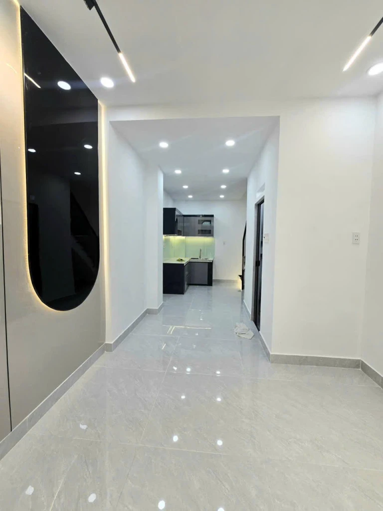 bán nhà sát mặt tiền q4 Ngang 3 dài 8 đúc bê tông mói có 3 đồng