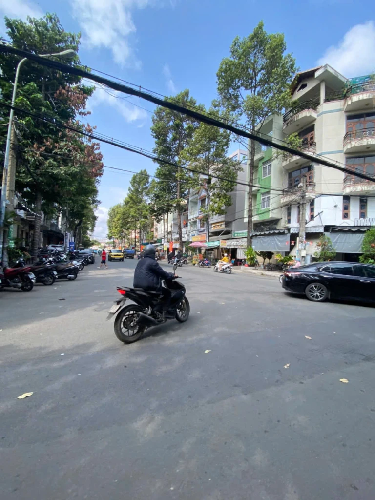 Bán khách sạn đường 15m Bình Thạnh, 5x40, 12PN, gần ĐH Hutech, giá ngộp 26.5 tỷ