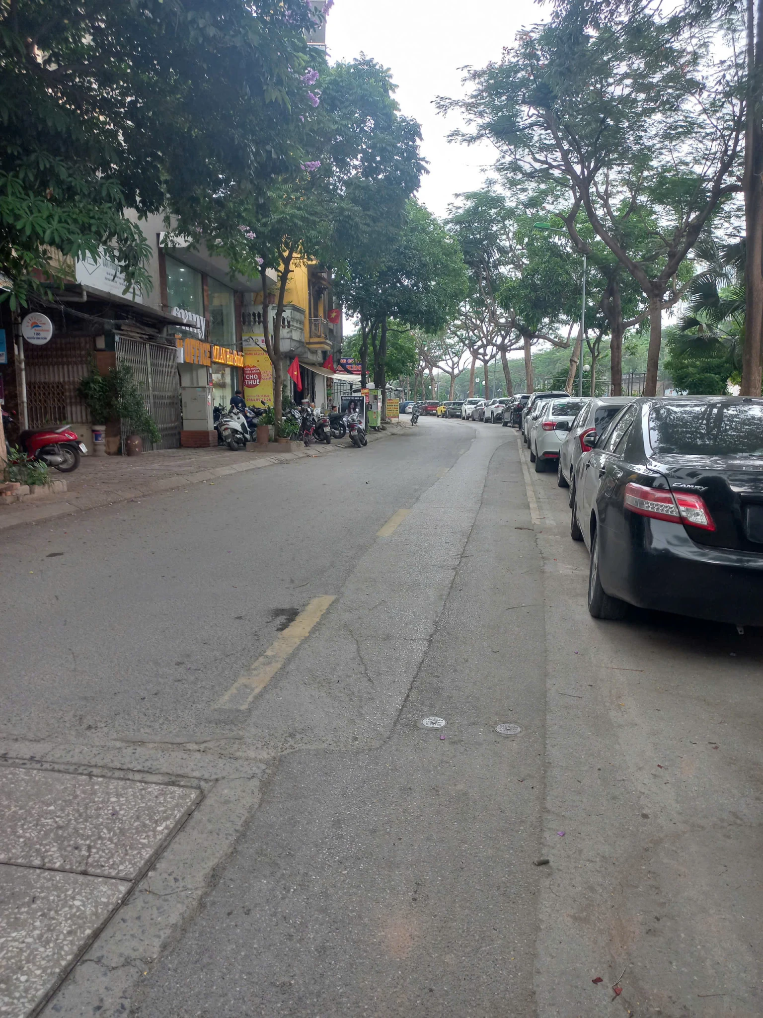 Cho thuê nhà mặt phố Nguyễn Đình Hoàn kinh doanh sầm uất