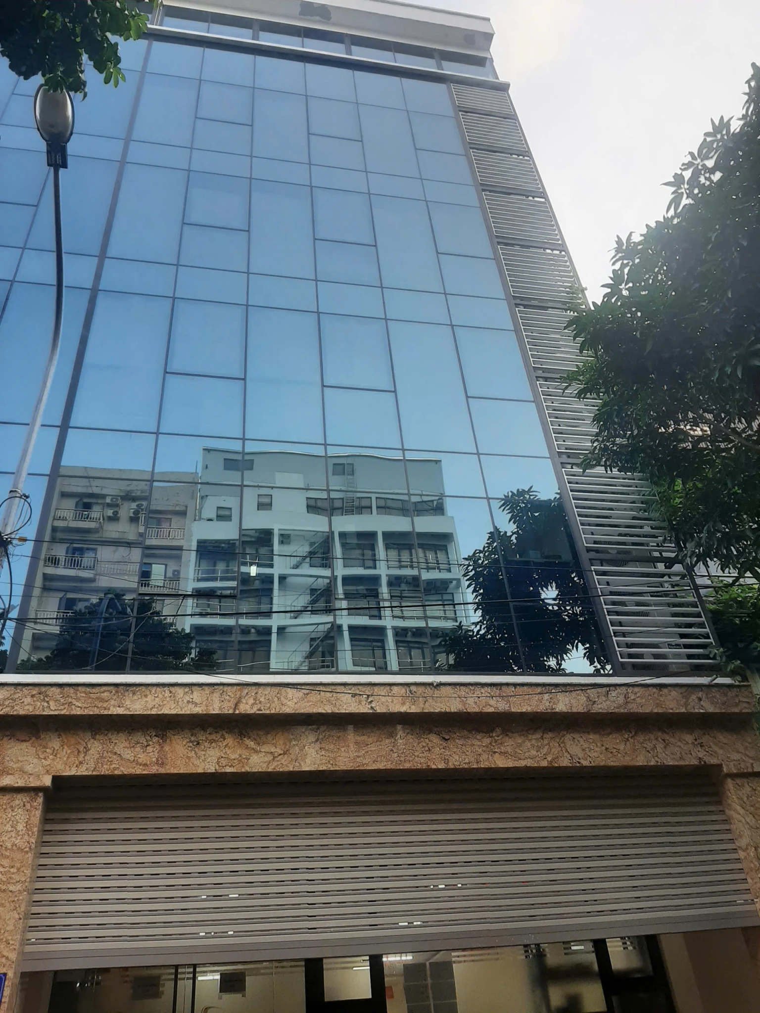 Bán tòa nhà văn phòng phố Xuân La cách Hồ Tây 300m