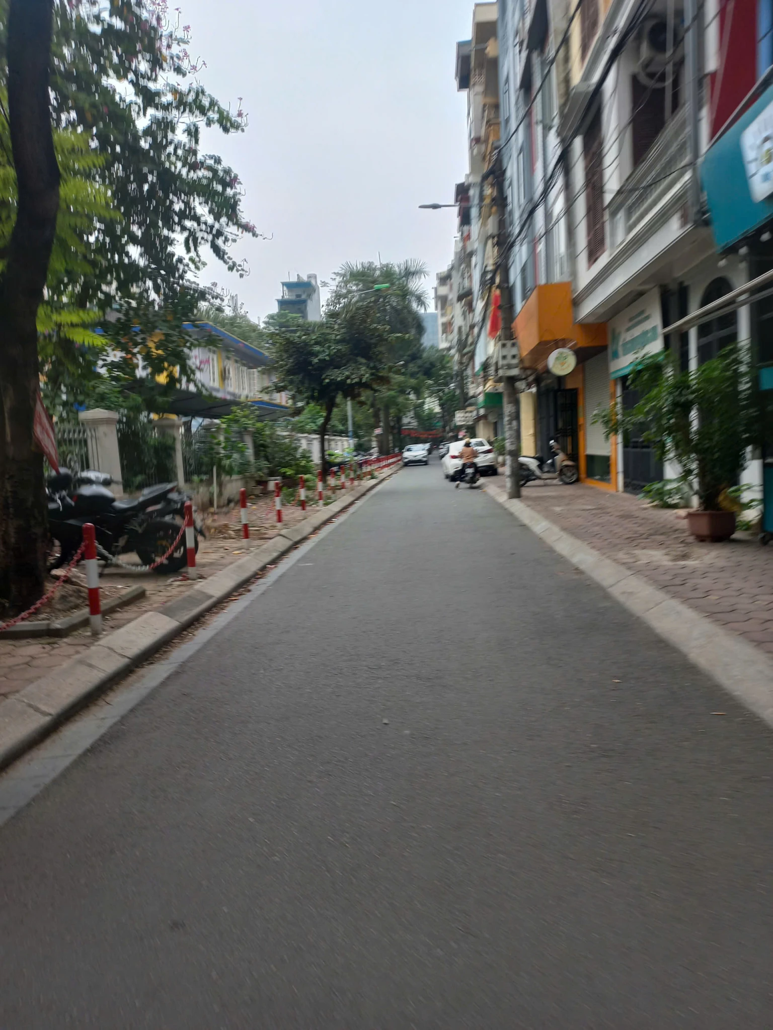 Cho thuê nhà phân lô phố Đỗ Quang giá 28 tr/tháng