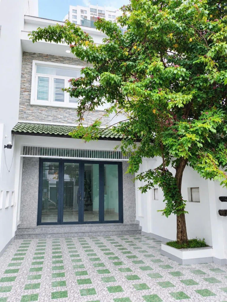 Cho thuê nhà 5x25m, 4 phòng ngủ, hẻm xe hơi Lê Văn Lương, có sân để xe hơi, giá 14 triệu