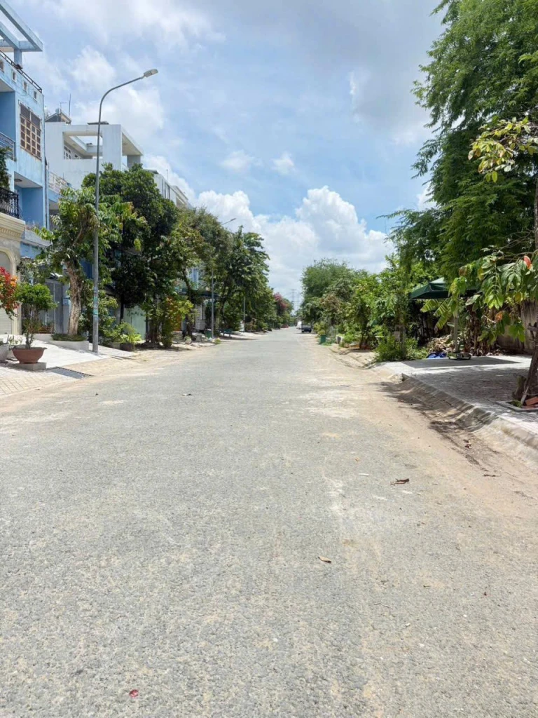 Nhà cạnh Phú Mỹ Hưng, vừa ở vừa làm văn phòng, 5x18m, đường rộng 16m, giá 12 tỷ