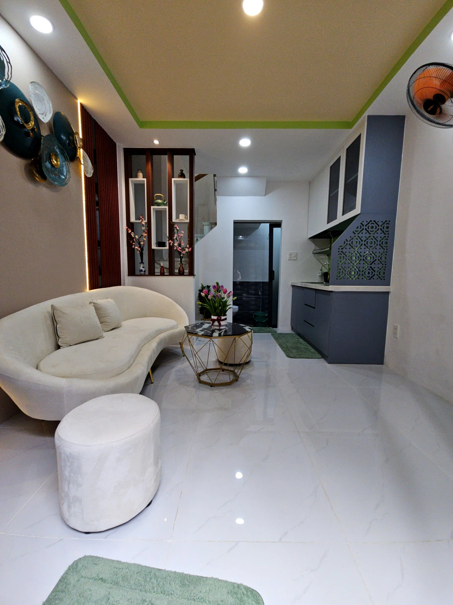 bán nhà   mặt tiền kinh doanh  hẻm  q7 cạnh q4

Ngang 3.2  x 6 m  dúc bê tông có 3 đ