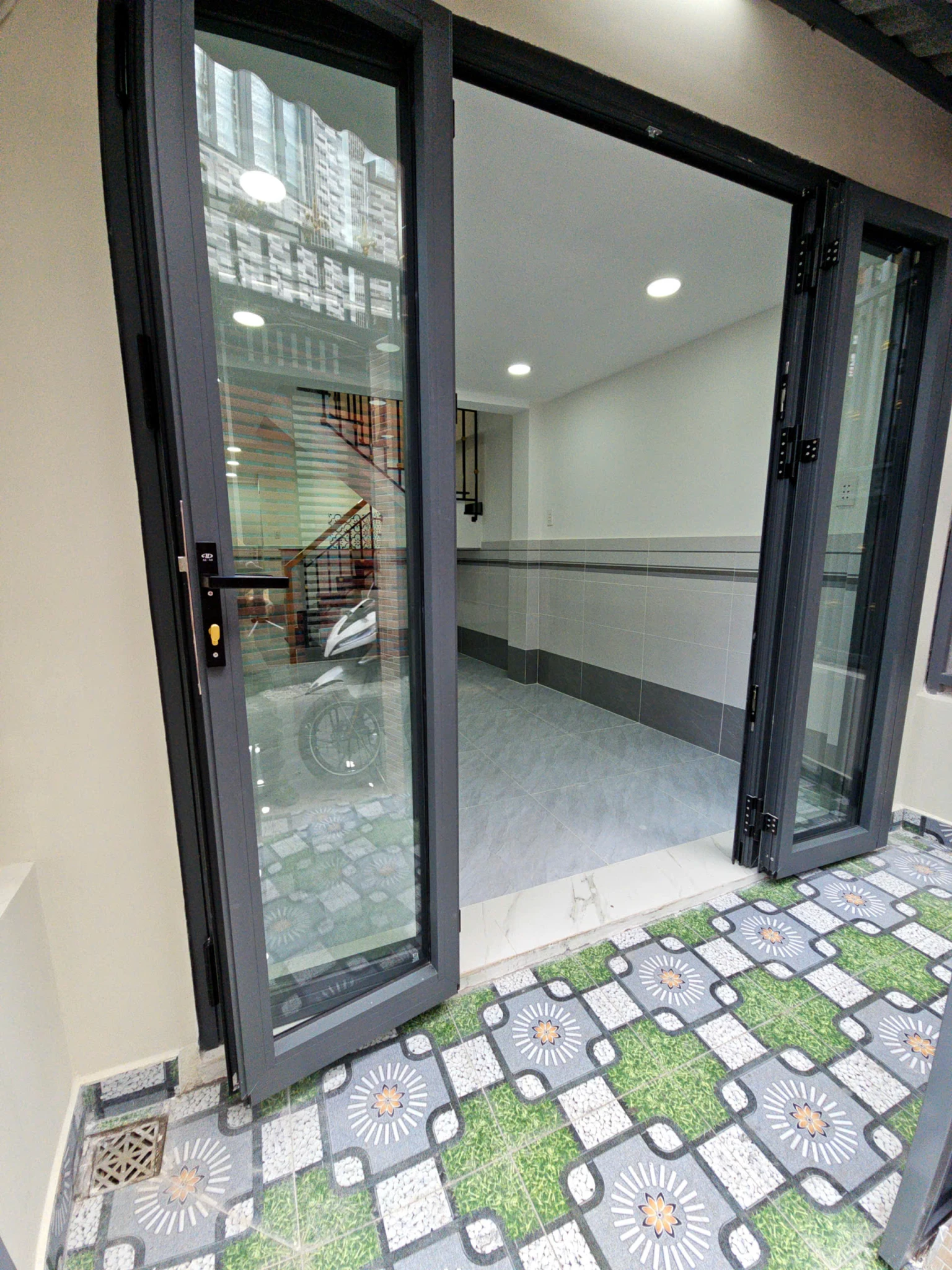 bán nhà ngay sát mặt tiền khánh hội 

- hoàng diệu trung tâm Q4
DIỆN TÍCH SD 116 M2 CÓ 5 TÊ