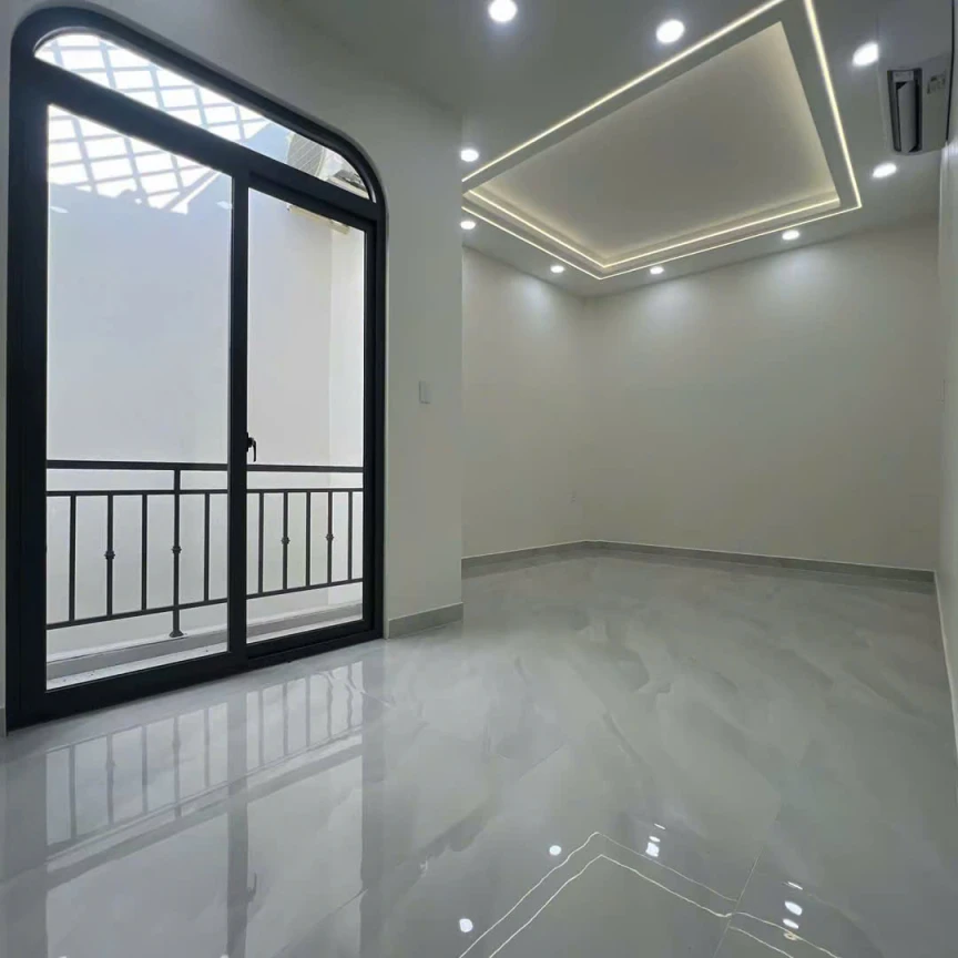 bán nhà Gấp đã giãm 500 triu Ngang 8.8 x 8.8 nở 9m đúc bê tông q4 trung tâm