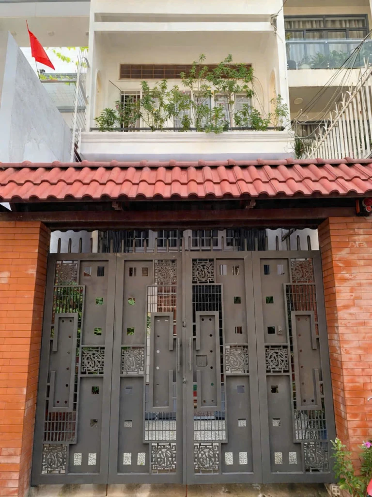 bán nhà mặt tiền trung tâm q4 cạnh q1 
Ngang 4.2 dài 26  - đúc bê tông