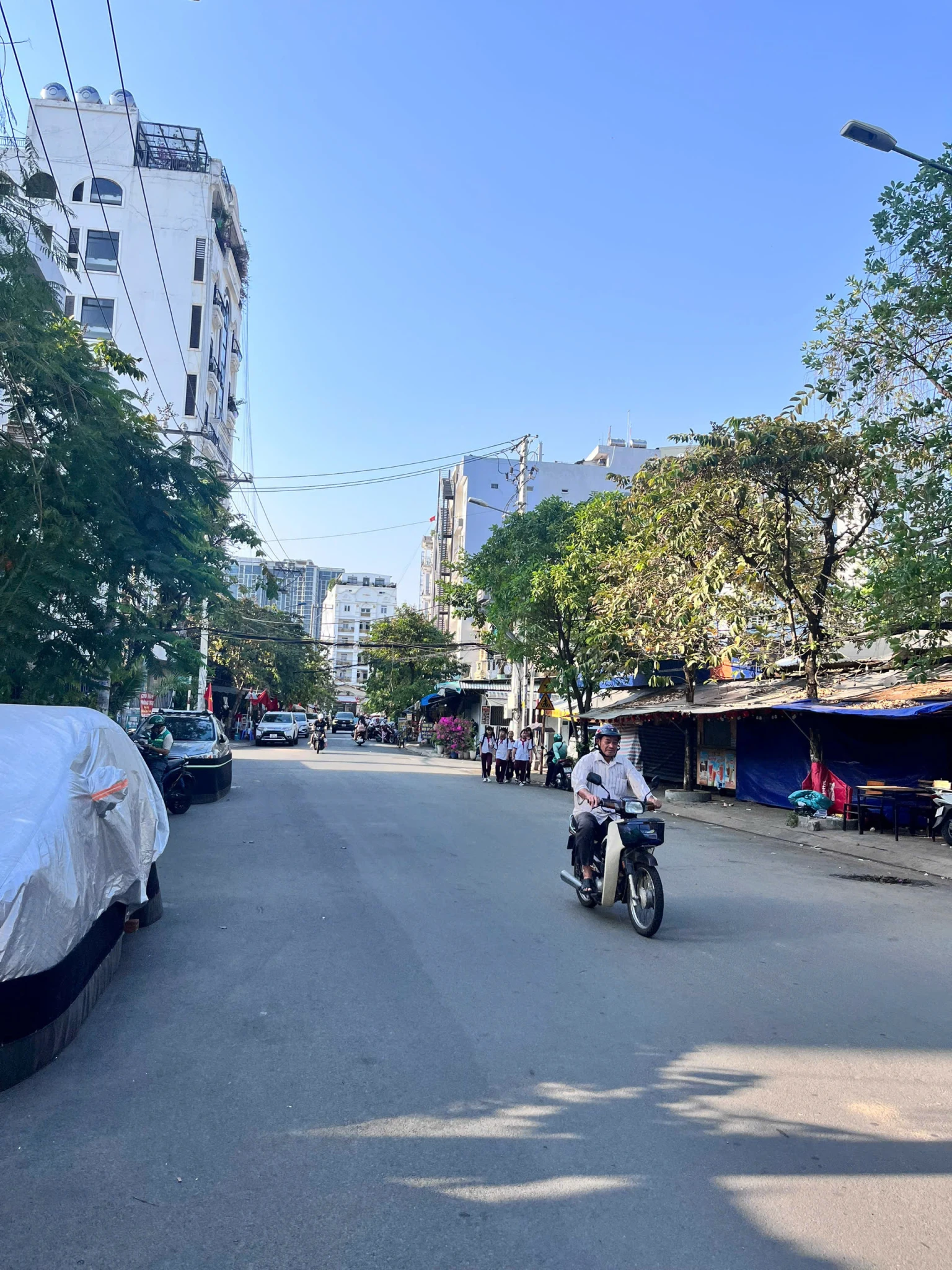 NHÀ QUẬN 7 – 5 PHÒNG NGỦ – XE HƠI 8M – CHỈ 9,5 TỶ (HIẾM)