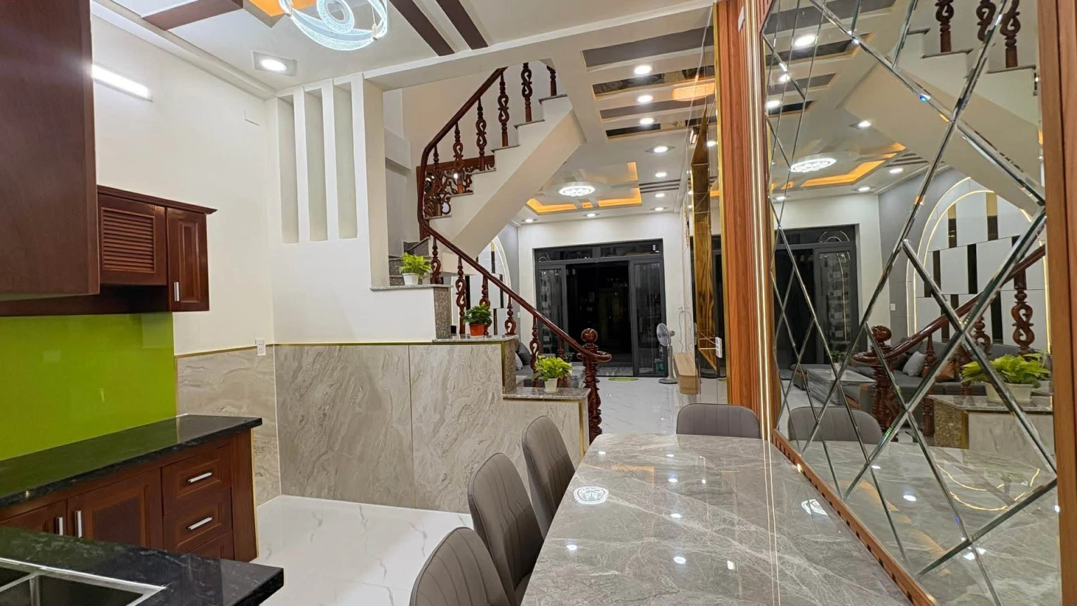 NHÀ ĐẸP-GIÁ TỐT NHÀ MỚI ĐẸP LUNG LINH 3 TẦNG-HẺM OTO 5m-HIỆP THÀNH-Q12- 5,x TỶ (x nhỏ xíu)