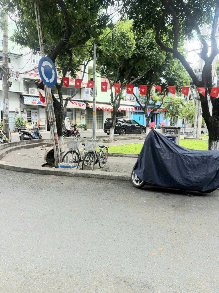 Bán nhà mặt tiền kinh doanh cạnh Q1 
Ngang 4 dài 10 đúc 5 tấm 
DÒNG TIỀN THUÊ 30 TRIỆU