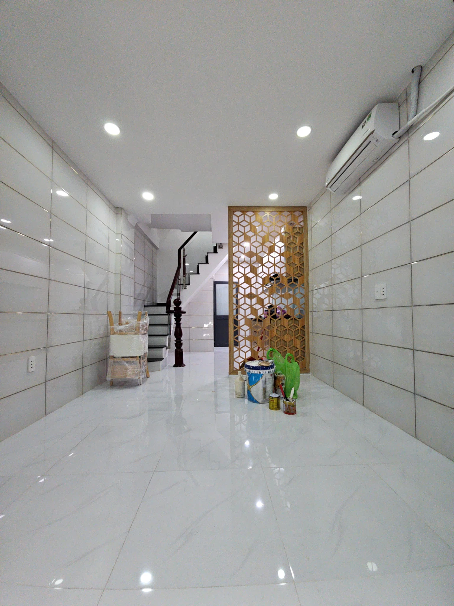 bán nhà ngay sát mặt tiền trung tâm Q4 cạnh Q1 Q2 
Tiện kinh doanh và ở xây đúc bê tông 4 tấm