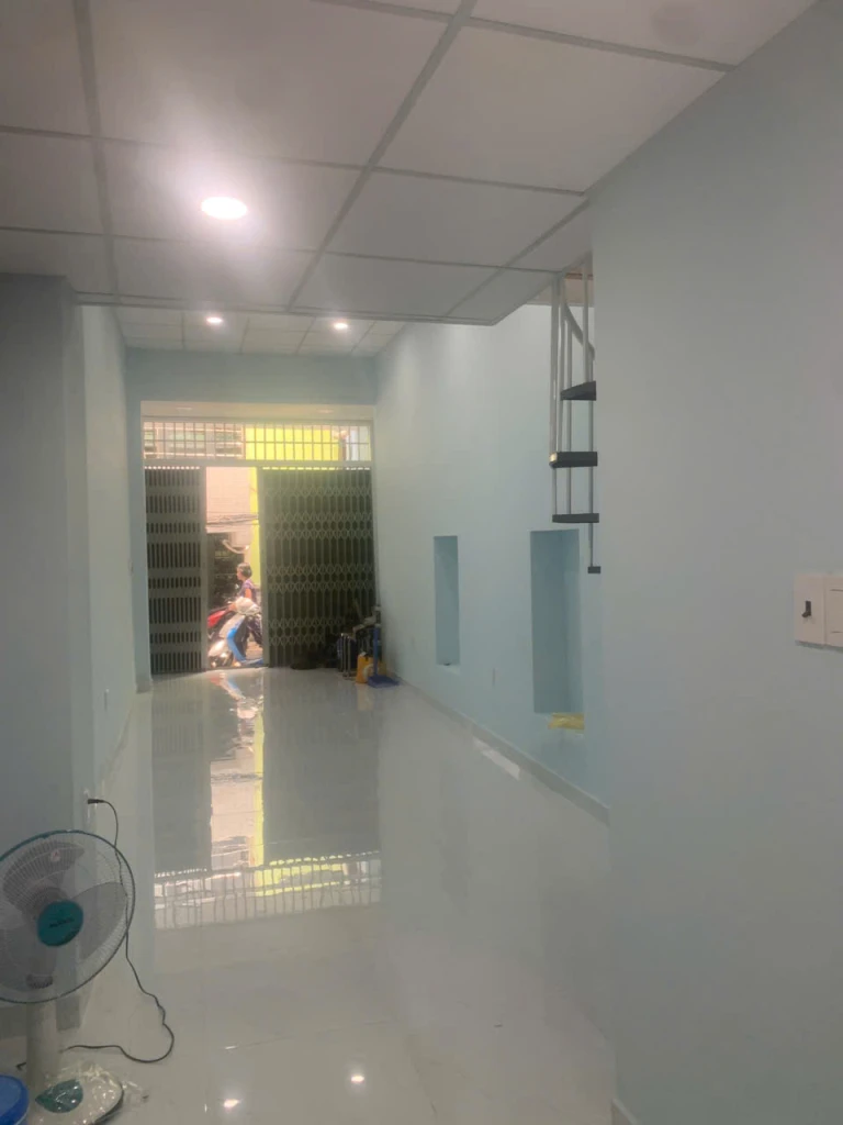 bán nhà sát mặt tiền q4 
Ngang 3.2 x 17 có 3 đ