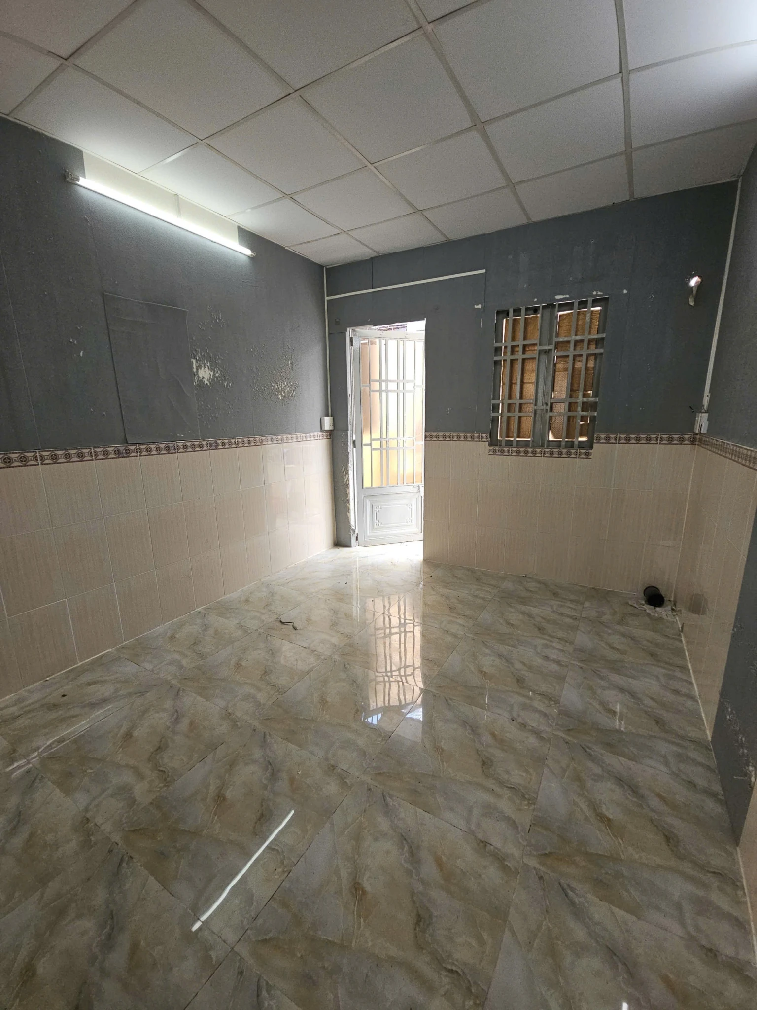 bán nhà sát mặt  tiền q4 cạnh Q1 
HẺM 4m 
có 3đ