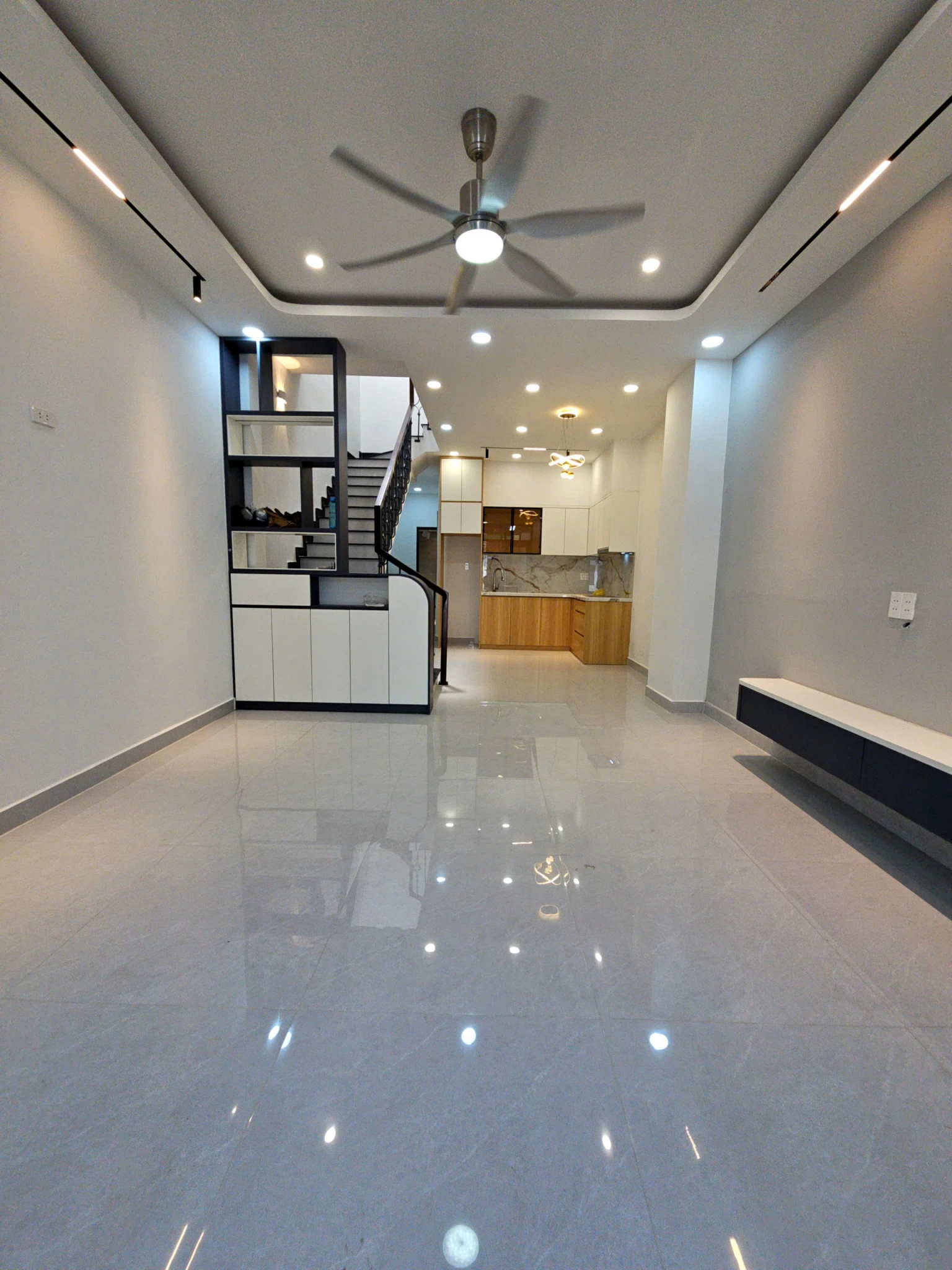 Bán biệt thự phố Ngang 4.2 dài 18 m 
Đúc bê tông xây dựng mới 
CÓ 5 TỎI