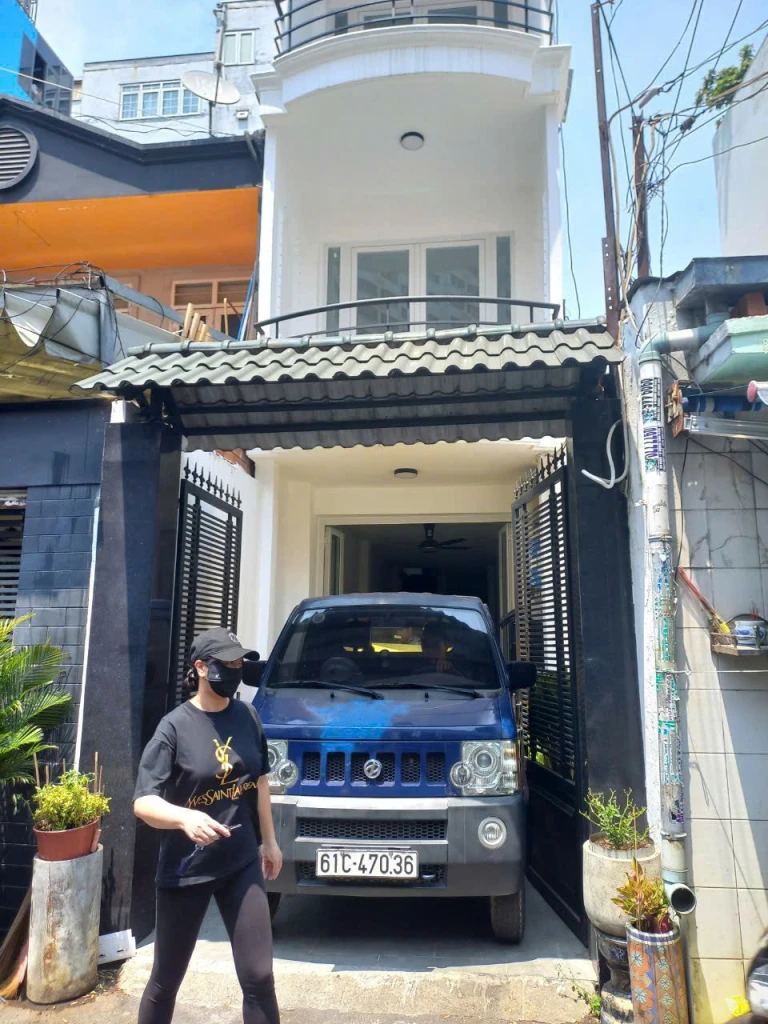 bán nhà hẻm xe hơi 
đúc 4 tấm Q4