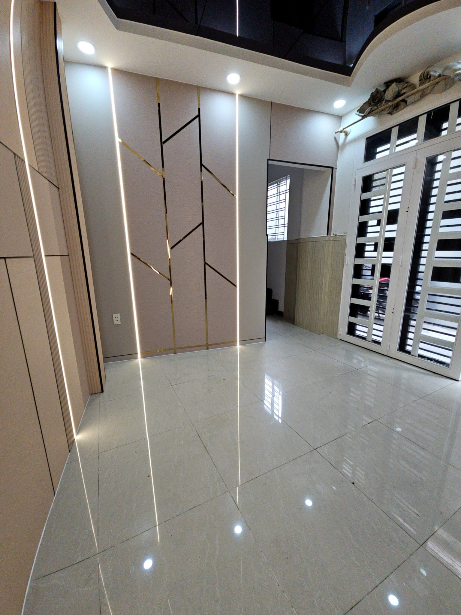 bán nhà sát mặt tiền lại cạnh Q1 
trung tâm Q4
Ngang 8 diện tích SD 100m2
đúc bê tông 4 tấm có nhỉnh 4 Đ