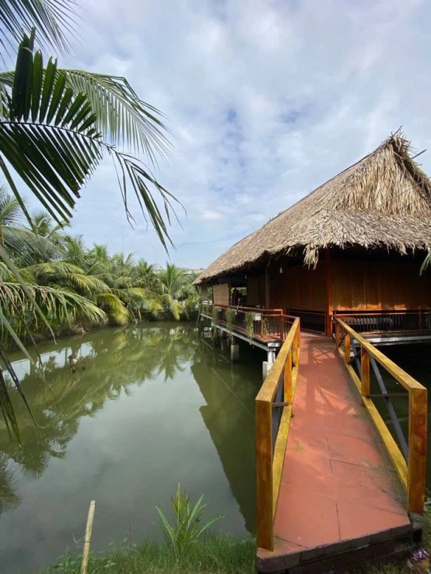 Biệt thự nghỉ dưởng cuối tuần xe hơi tới chổ. View Sông rạch rơi- 654 mét vuông đất.