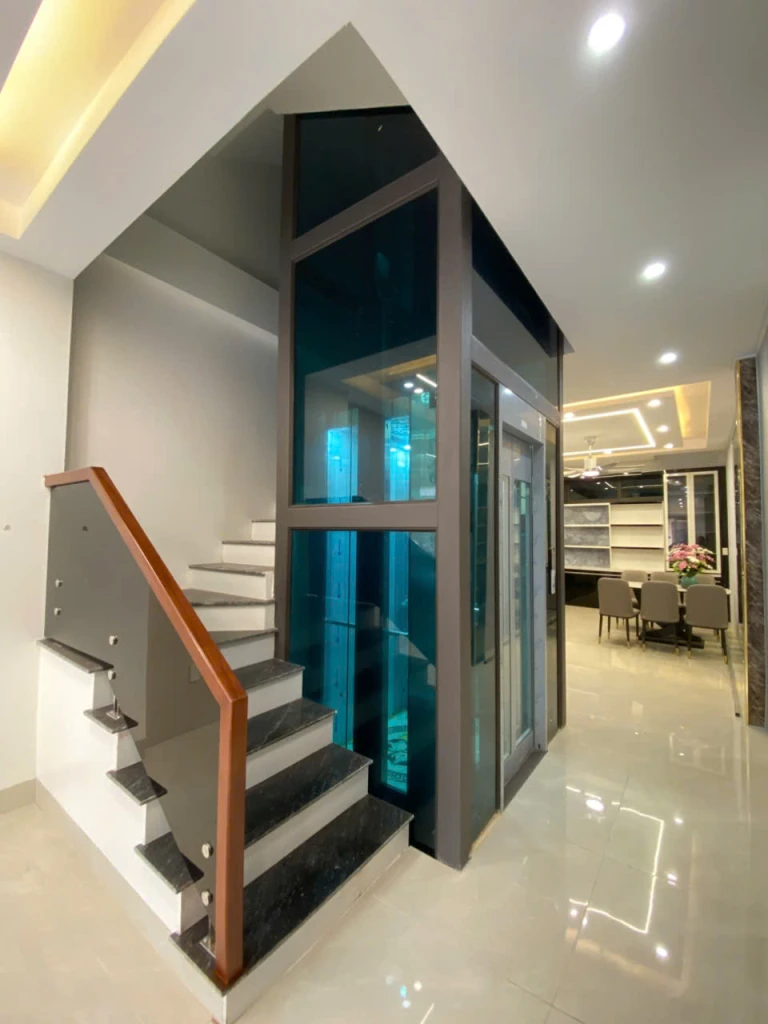 bán nhà 4 tầng cầu thang máy hiện đại nằm ngay mặt đường ngô thì nhậm
