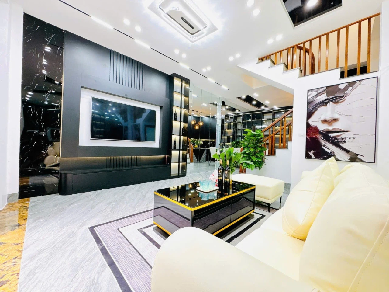 Bán nhà Vương Thừa Vũ TX- 41/50m2 5 tầng mặt tiền 4,3m giá hơn 12 tỷ ngõ thông ô tô đỗ cửa thiết kế đẹp sang trọng