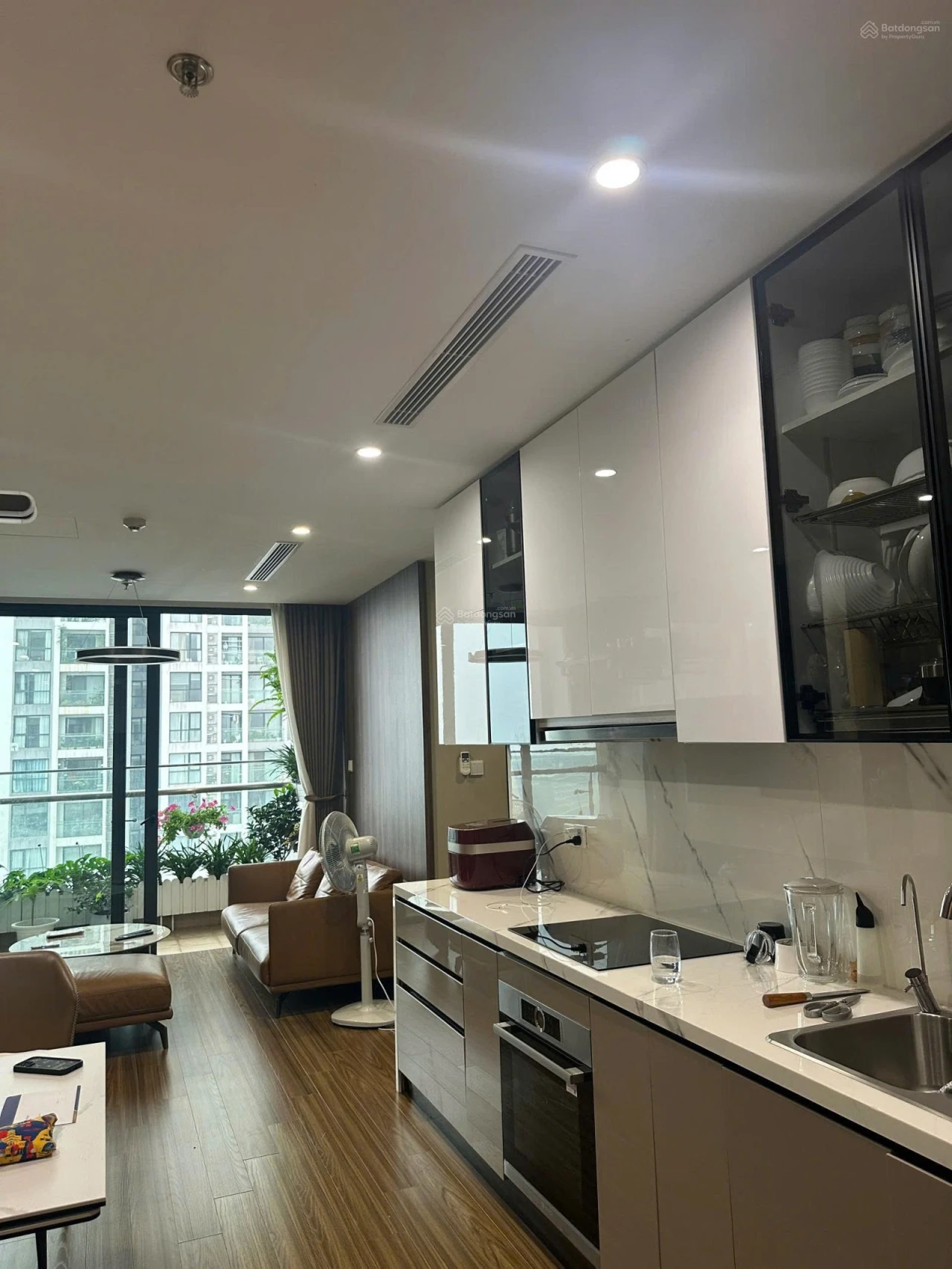 Bán CC tại tòa W1 Vinhomes West Point, 9,6tỷ, 101m2, 3PN, 3WC, hướng ĐB