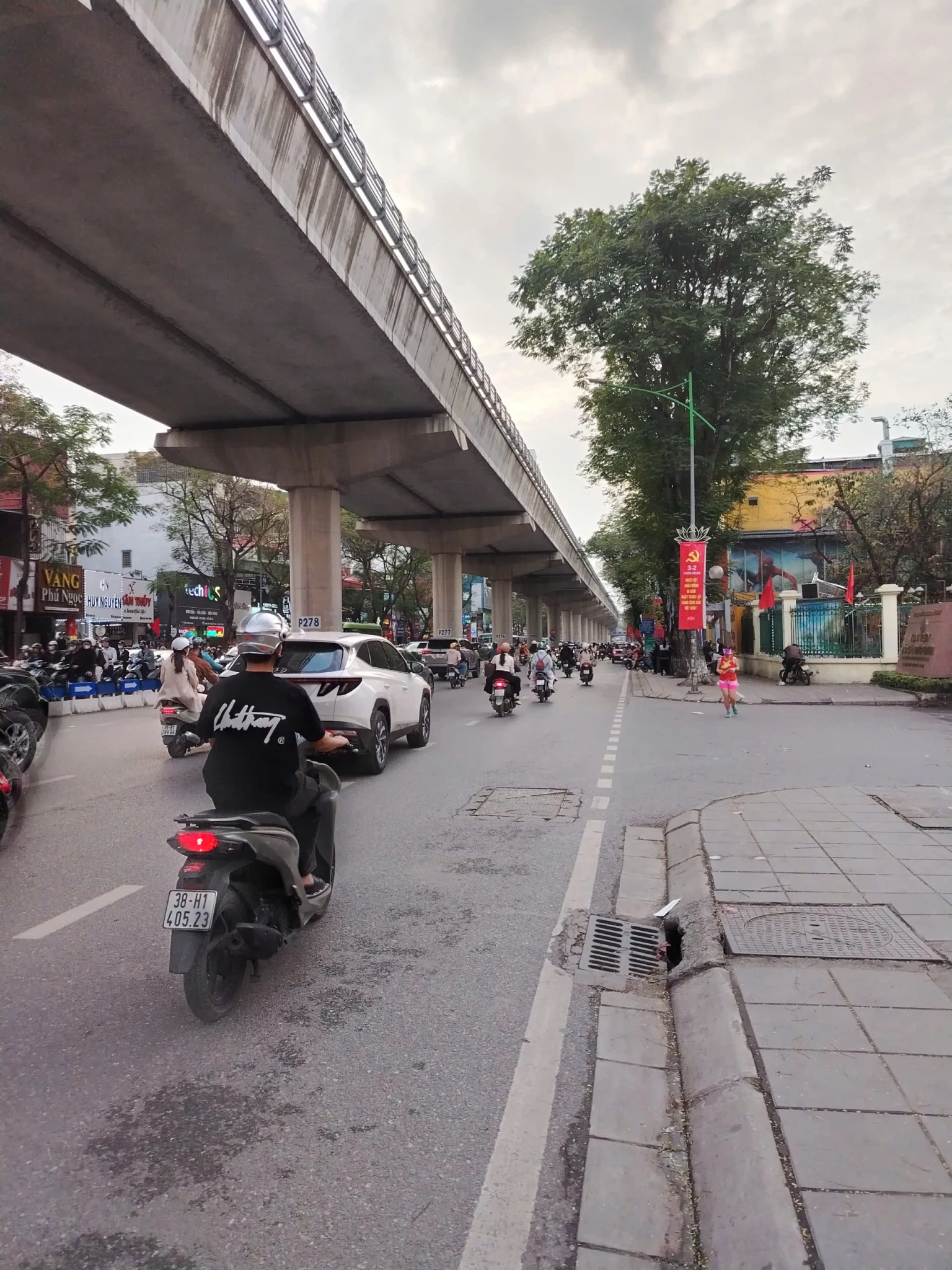 Hiếm! Xuân Thủy, 6T35m2, 11.x tỷ cách mặt phố 100m ngõ thông thoáng sổ đỏ A4