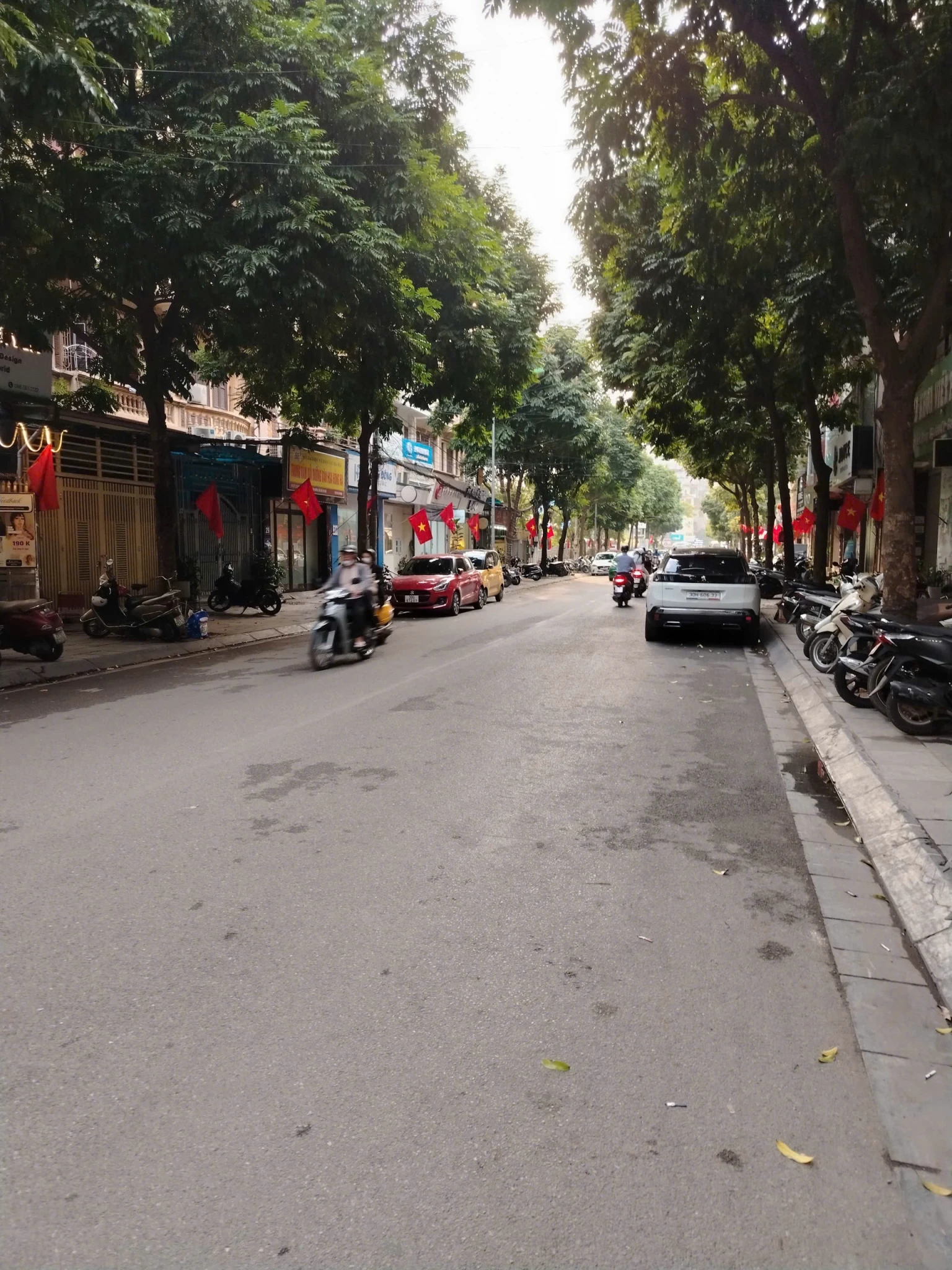 Bán nhà Nguyễn Văn Huyên 40m2x6T,  sát ô tô tránh, kinh doanh đỉnh, chỉ 15 tỷ