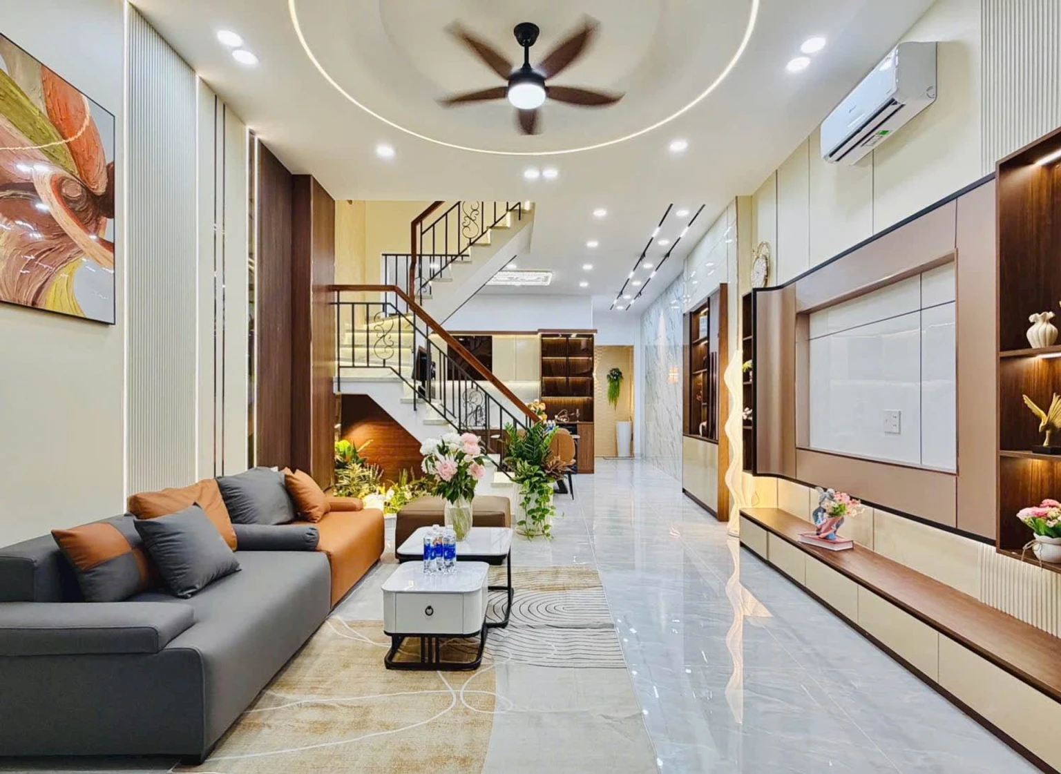 NHÀ ĐẸP - 70M2 - 3 TẦNG LẦU, SÂN THƯỢNG CỰC CHILL - NGAY EMART - VÀI BƯỚC RA MẶT TIỀN - TẶNG FULL NỘI THẤT XỊN - CHỈ 7.x TỶ