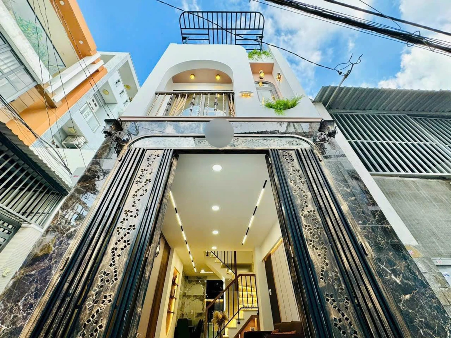 NGAY LOTTE - CITYLAND - TRUNG TÂM GÒ VẤP- 3 TẦNG SÂN THƯỢNG - HẺM 3G - SẴN NỘI THẤT - SỔ VUÔNG A4 - 4 TỎI TL