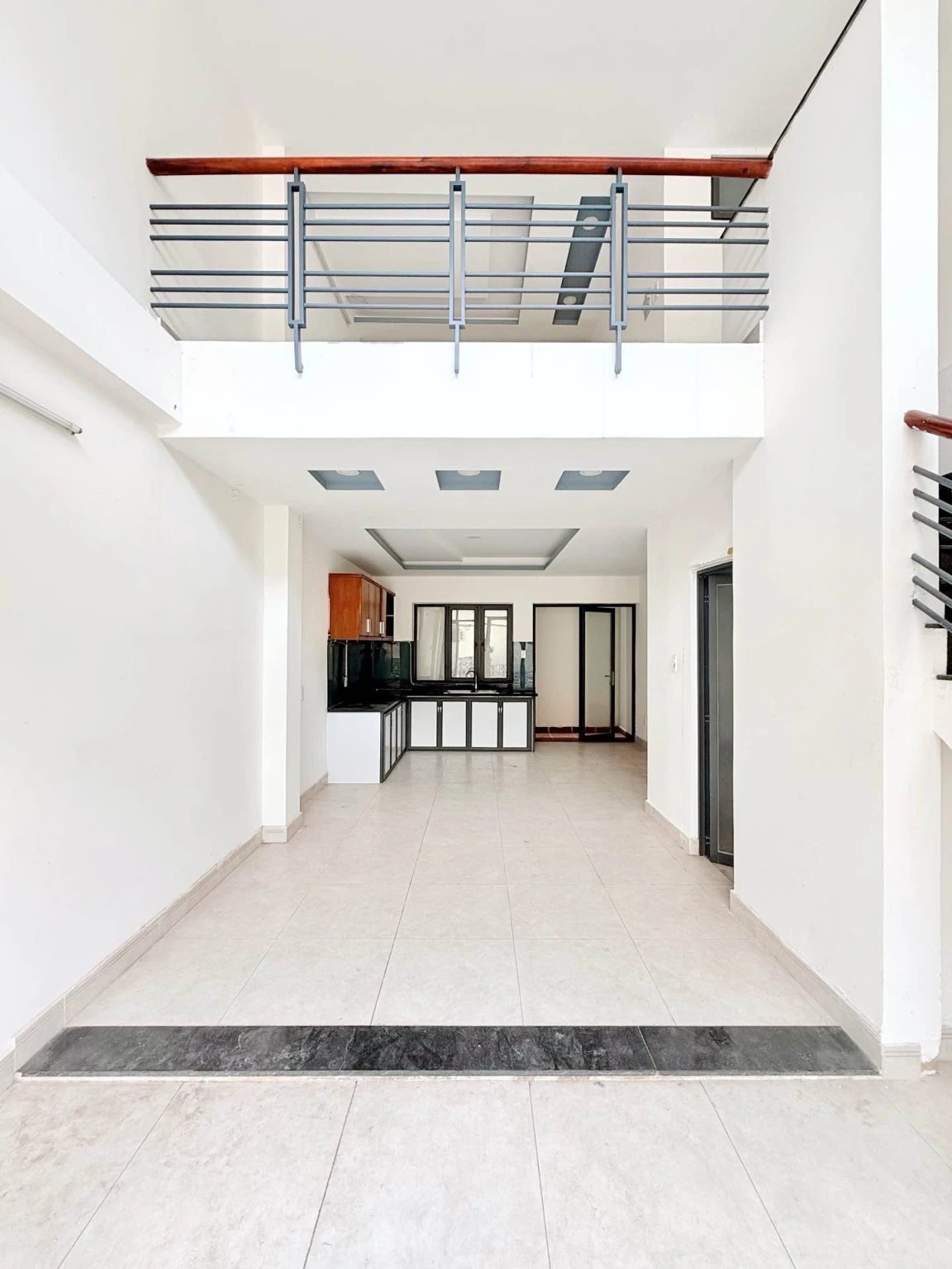 SÁT MẶT TIỀN PHẠM VĂN ĐỒNG - BÌNH THẠNH - 5 TẦNG BTCT - 45m2 - SỔ A4 HOÀN CÔNG ĐỦ - CHỈ 7.x TỶ còn TL