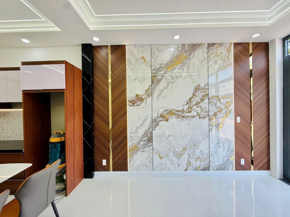 Giảm giá bán gấp nhà mặt tiền Thạnh Lộc Quận 12, gần trường Hà Huy Giáp, vị trí đẹp, kinh doanh thuận lợi. 1.95 T