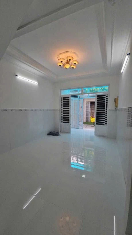 Nhà 1 trệt , 1 lầu, gồm sân để xe, phòng khách, bếp, 2 phòng ngủ, 2 toilte + ban công