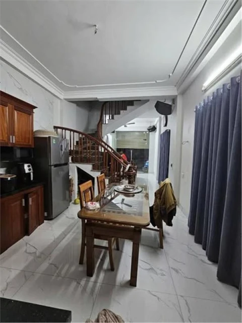 BÁN NHÀ KHU VỰC LÕI SÀI ĐỒNG - 4 TẦNG 3 NGỦ 37 M2 -  Ô TÔ GẦN CHỈ - 4.7 TỶ