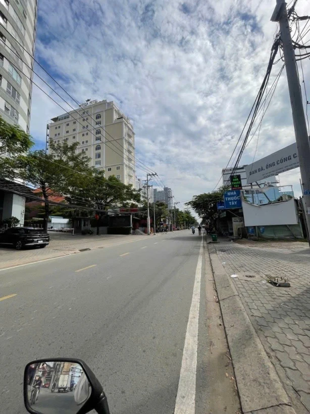 Quận 7, Lô Đất Mặt Tiền Hoàng Quốc Việt, 10,8x60m, Có Lối Đi Sau, Giá 115 tỷ, Bán Gấp