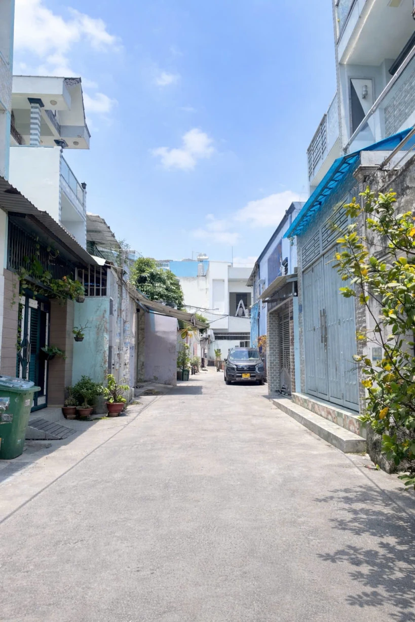 NHÀ 2 TẦNG - CHIẾN LƯỢC - HẺM XE HƠI - 30M2 - CHỈ 3 TỶ