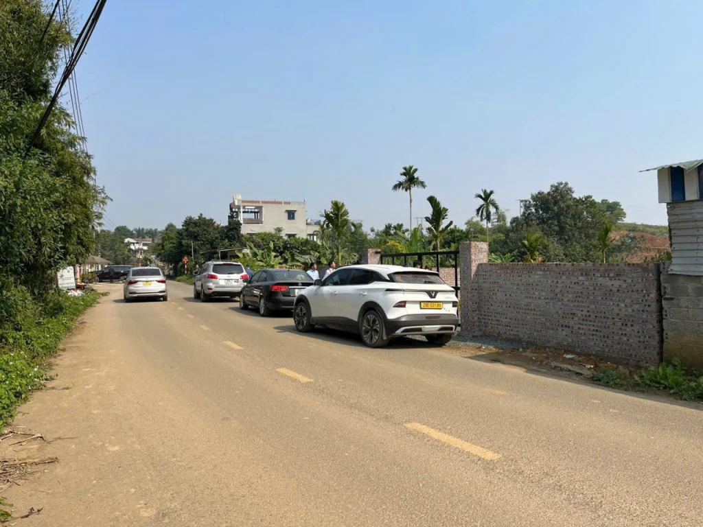 TIỀN ĐANG CHẠY VỀ ĐÂY-BẠN ĐỨNG NGOÀI.