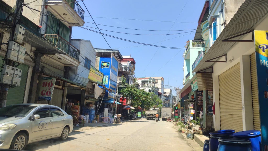 Hiếm! Lô đất ngay cạnh chợ Hòa Lạc – buôn bán ngày đêm, giá khiến ai cũng giật mình.