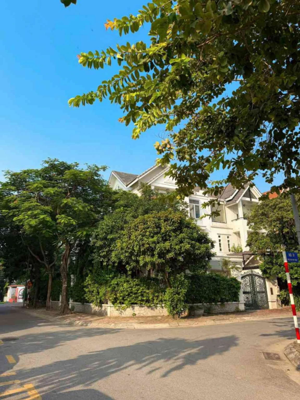 Biệt thự Lô góc Sài Đồng 97 tỷ 230m mặt tiền 25m,sổ đỏ long biên