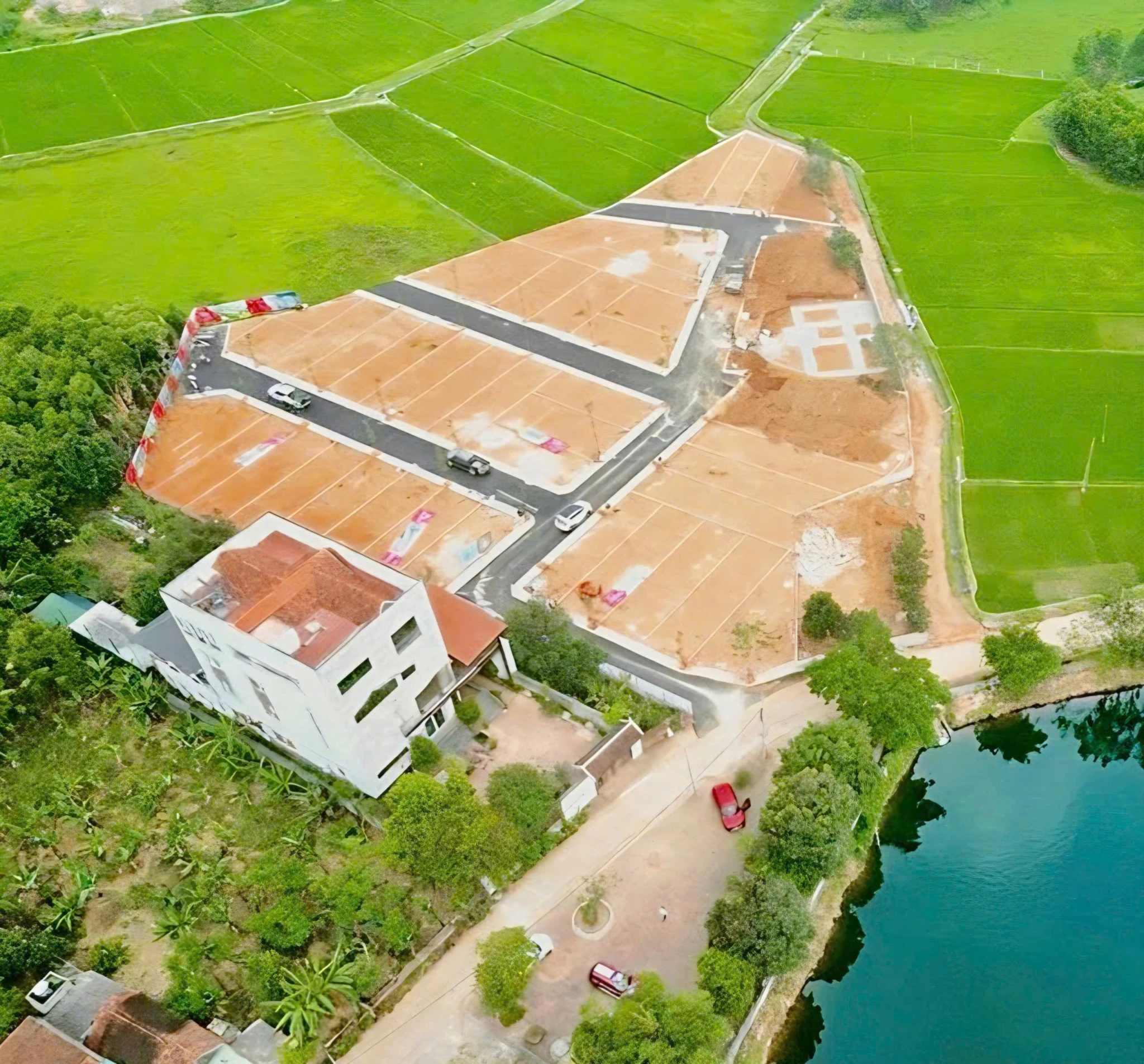 🚀 Đón sóng Hòa Lạc – hạ tầng bứt tốc
Lô góc 2MT hồ Đồng Trạng ~105m² – nhỉnh 3 tỷ