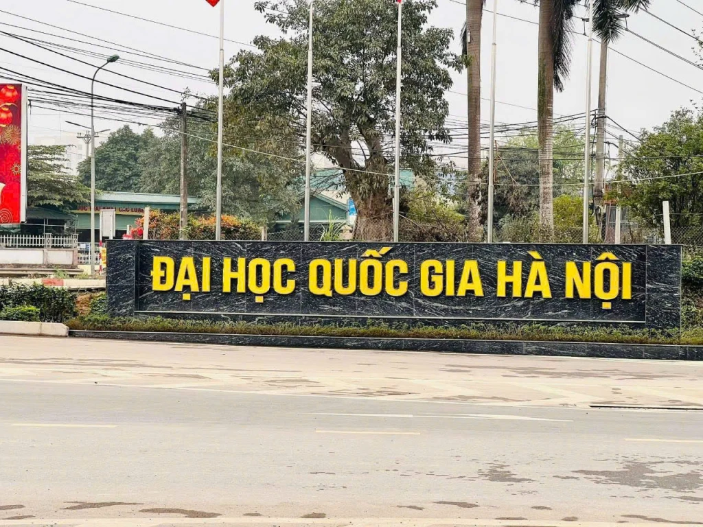 ĐHQG không phải là tiện ích, mà là nguồn tiền. Mỗi mùa nhập học là một làn sóng thuê trọ. Ai có đất gần đây là người thu tiền đều.