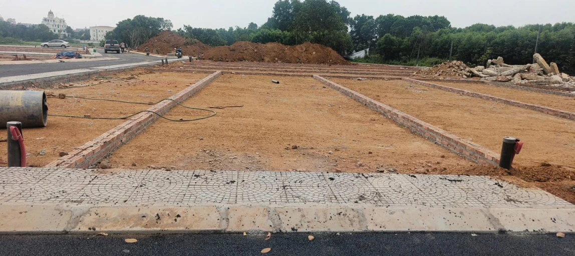 Trục lớn luôn tạo ra giá trị lớn.
Em đang có 3 lô đất diện tích 100m2  , 2 mặt thoáng trước sau. Cách trục Hồ Tây Ba Vì 200m.