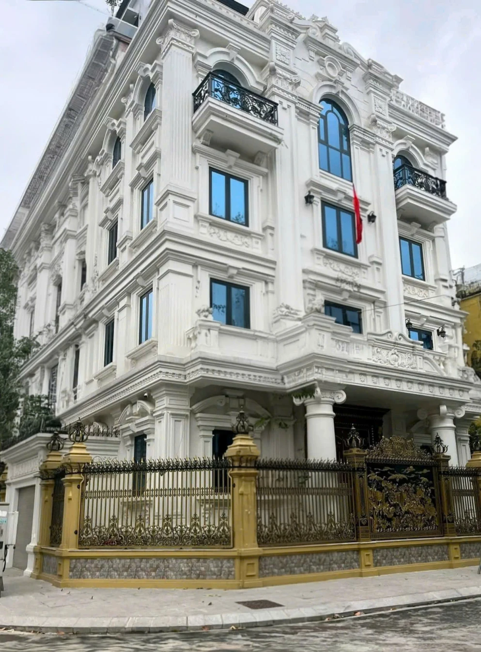 Cho thuê nhà, Chùa Láng, Nguyễn Chí Thanh, THANG MÁY, 326m2x 4T -62 tr
