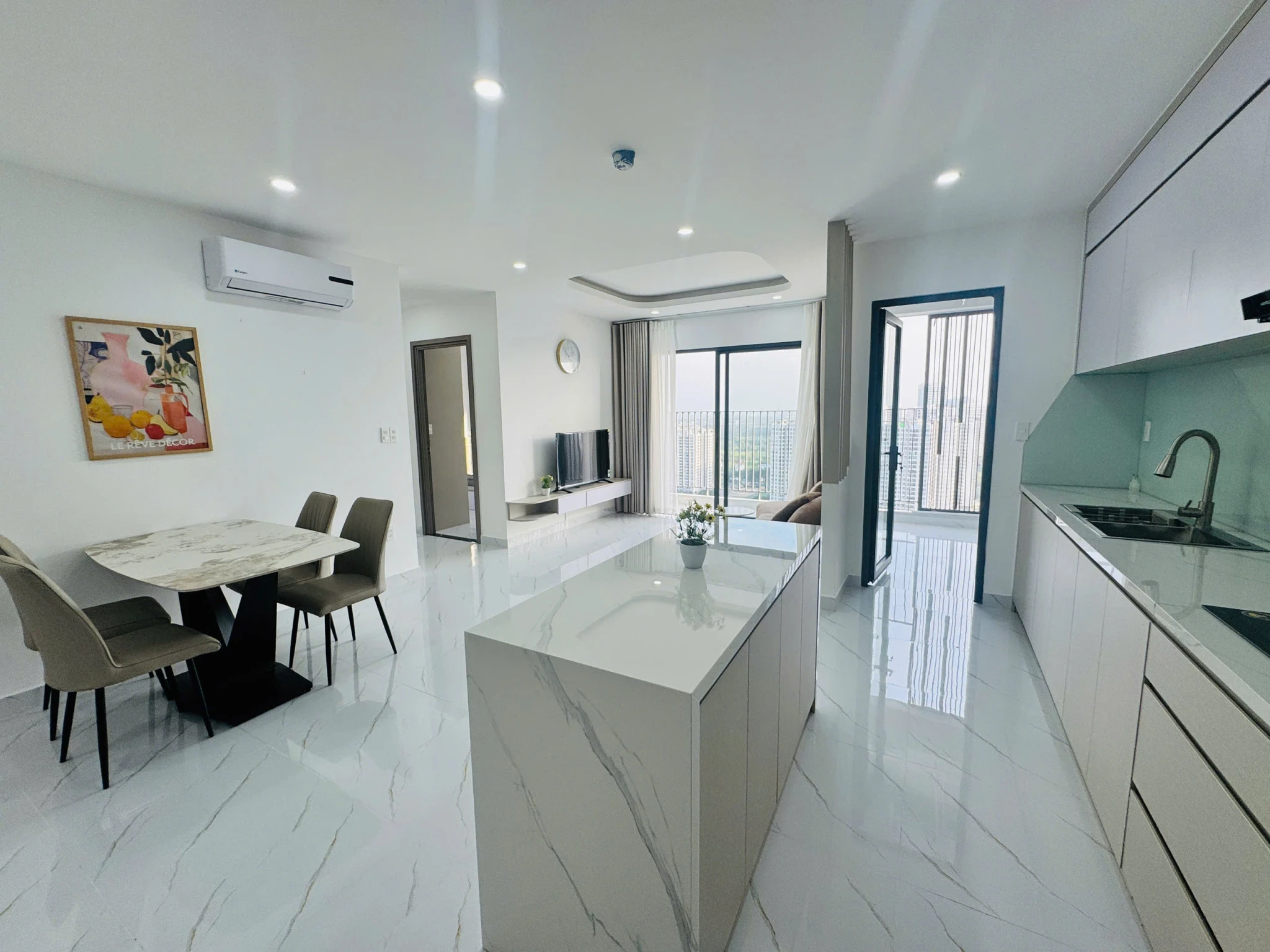 SĂN CĂN GÓC 2 VIEW THOÁNG ĐÃNG, BAN CÔNG RỘNG ĐÓN GIÓ TỰ NHIÊN TẠI LAVIDA PLUS Q7