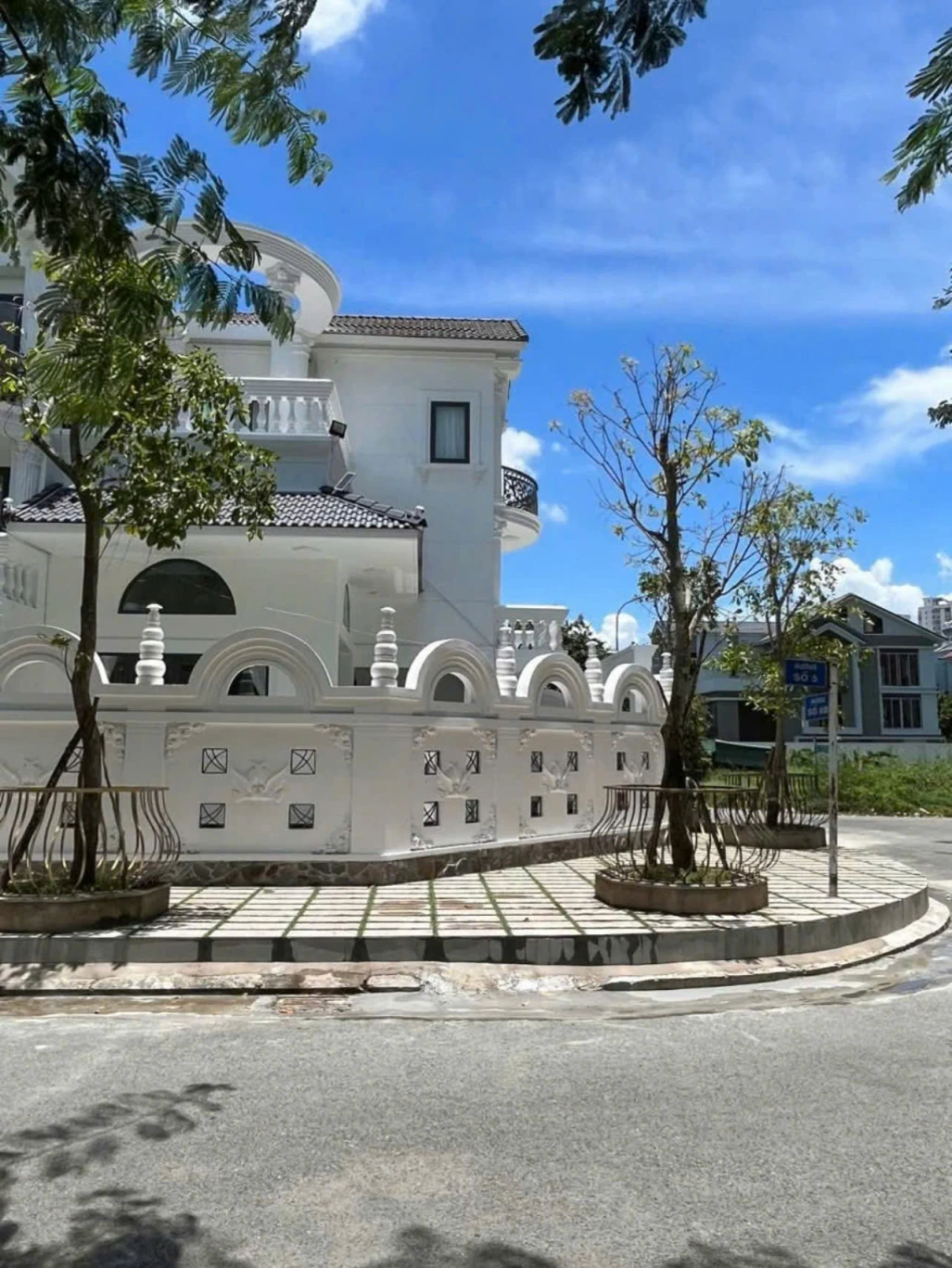 Sở hữu ngay căn biệt thự tại Khu dân cư 13E Làng Việt Kiều, giá bán 18 tỷ, sổ hồng sang tên ngay!