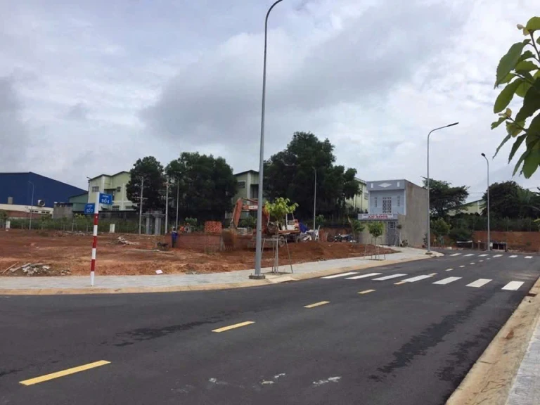 Cần bán lô đất đối diện khu công nghiệp Vsip 2, mặt tiền DT 741, sổ sẵn,  dân đông thuận tiện kinh doanh