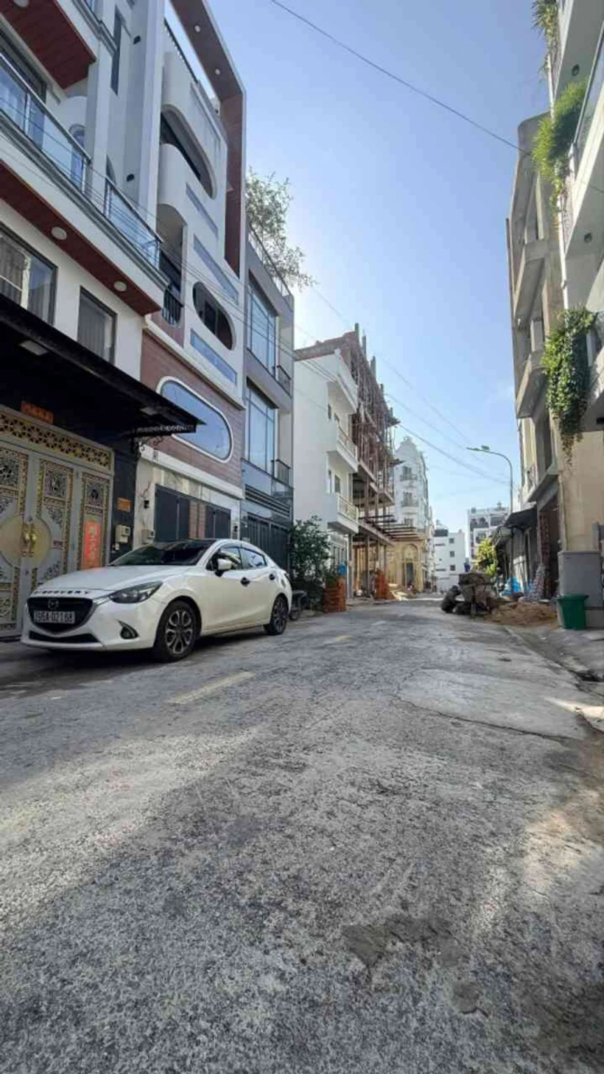 NHÀ MỚI ĐẸP 2 TẦNG KIÊN CỐ - 52M2 - CÓ 3 PHÒNG NGỦ - 1 PHÒNG THỜ - GẦN 4 XÃ - GIÁP TÂN PHÚ - HẺM TRƯỚC NHÀ 8M - GẦN TRƯỜNG HỌC ĐẦY ĐỦ TIỆN ÍCH - GIÁ CHỈ HƠN 5 TỶ