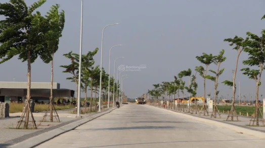 Cần bán lô 120m2 ngay Trần Văn Giàu, cách KCN Lê Minh Xuân 3 5p. Giá 2tỷ4. Sổ sẵn.