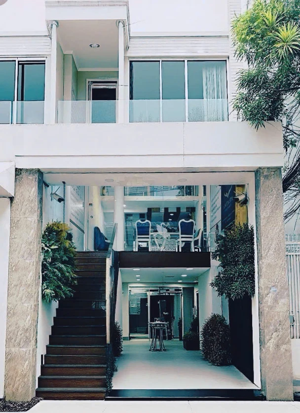 Nhà phố dòng tiền 2.000usd/tháng - Gần chợ Bến Thành - 4 Tầng, 62m2 – Chỉ 22 tỷ - Đường thông, Ôtô tránh, Có sân đậu ôtô