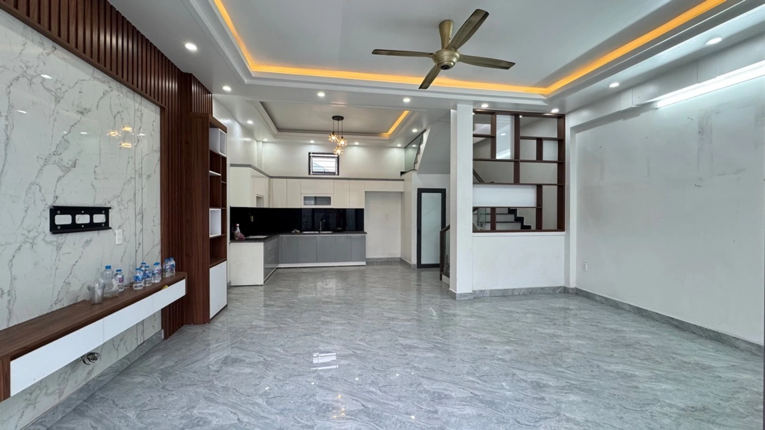 61MX 3 TẦNG - NGÕ xe con ĐỖ CỬA - 3 NGỦ kín - 2,35đ