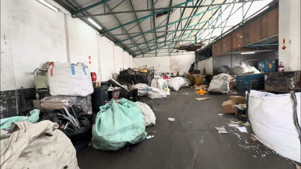 Cho thuê kho 500m2, tại Đức Giang, hợp đồng lâu dài , đường rộng, container vào đến nơi, giá thuê hữu nghị 100k/m2 .
