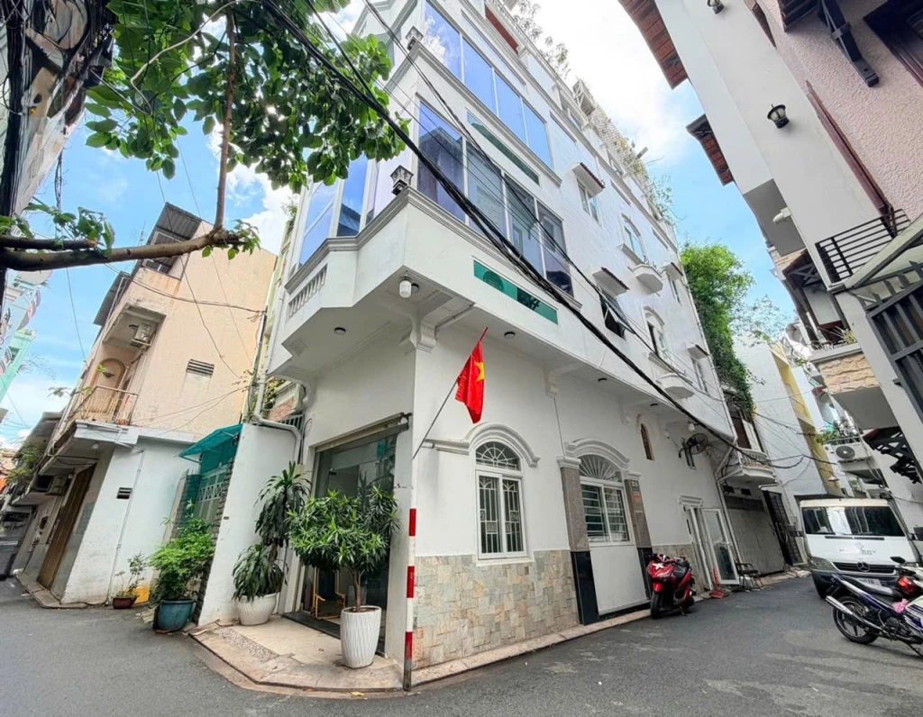 Hạ 600 triệu – nhà góc 5 tầng hẻm xe tải Hoàng Văn Thụ, 60m², giá mới 11.9 tỷ